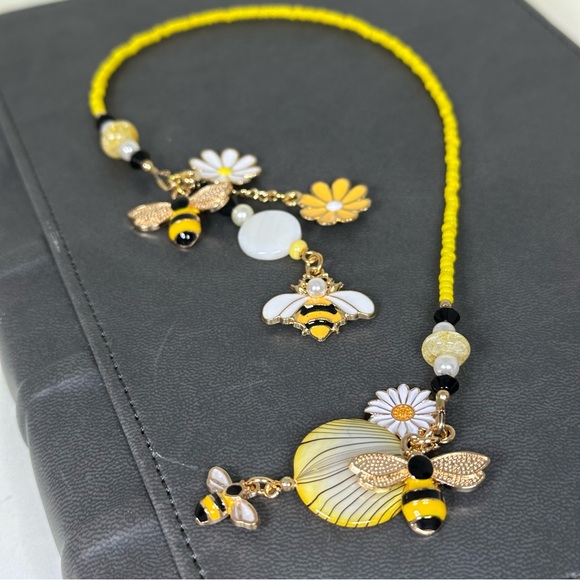 NWOT - Yellow Beaded Bee Bookmark - Picture 11 of 13